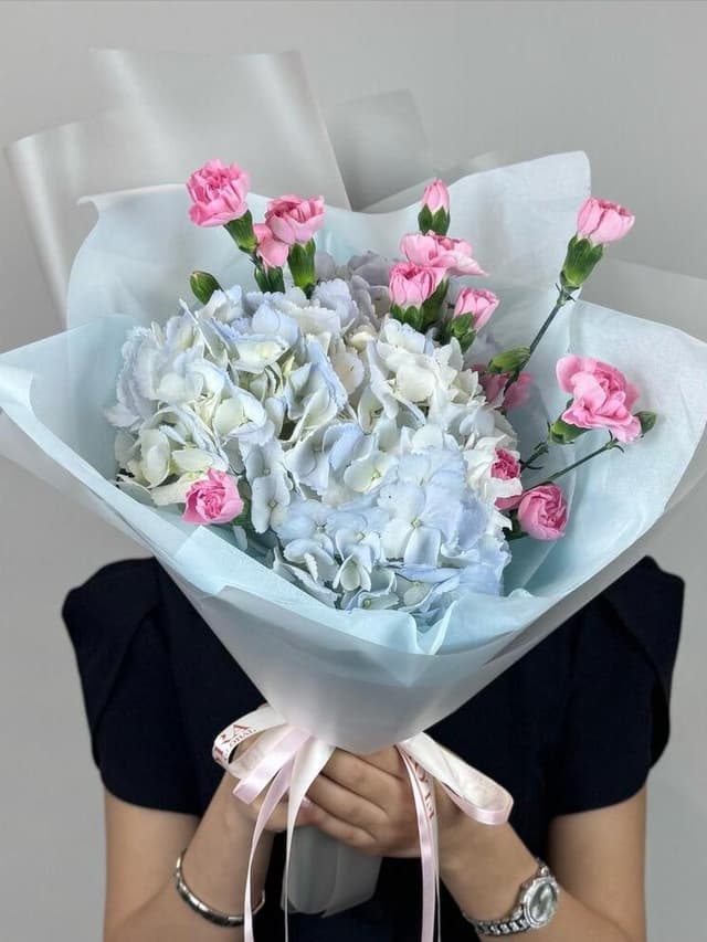 Красивый букет-комплимент: голубая гортензия и розовая гвоздика кустовая. N32