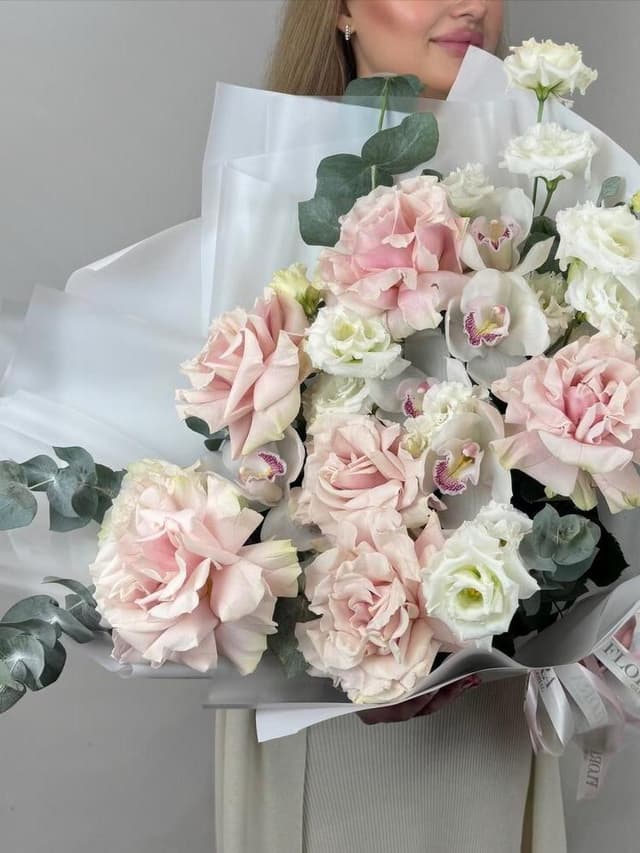 Большой букет: французские розы, орхидея, эустома и эвкалипт. N42