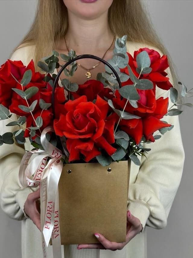 Цветы в коробке. Яркий букет из французских роз с эвкалиптом в сумочке крафт. N43