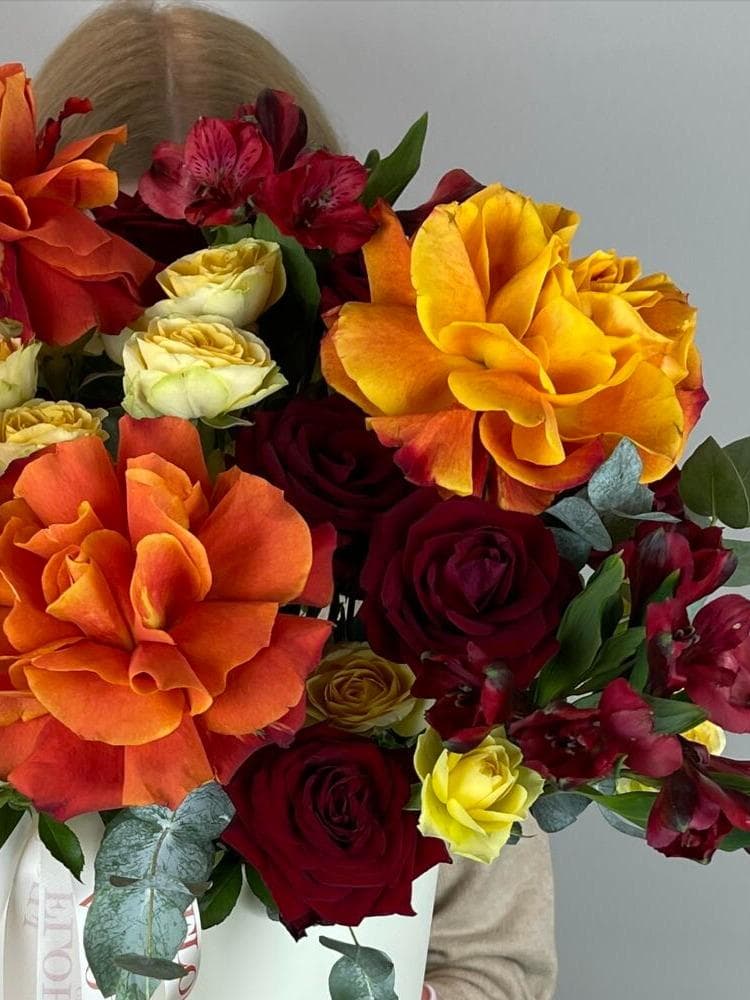 Яркий букет роз / Розы в коробке / Французские розы 5шт / Пионовидная роза кустовая