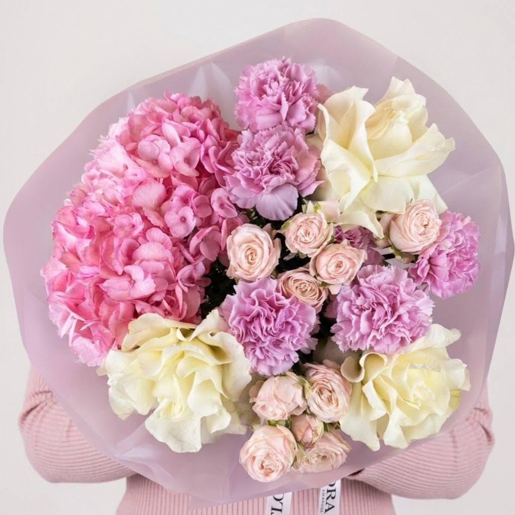 Нежный букет: гортензия, французская роза, куст.пион.роза, и диантусы