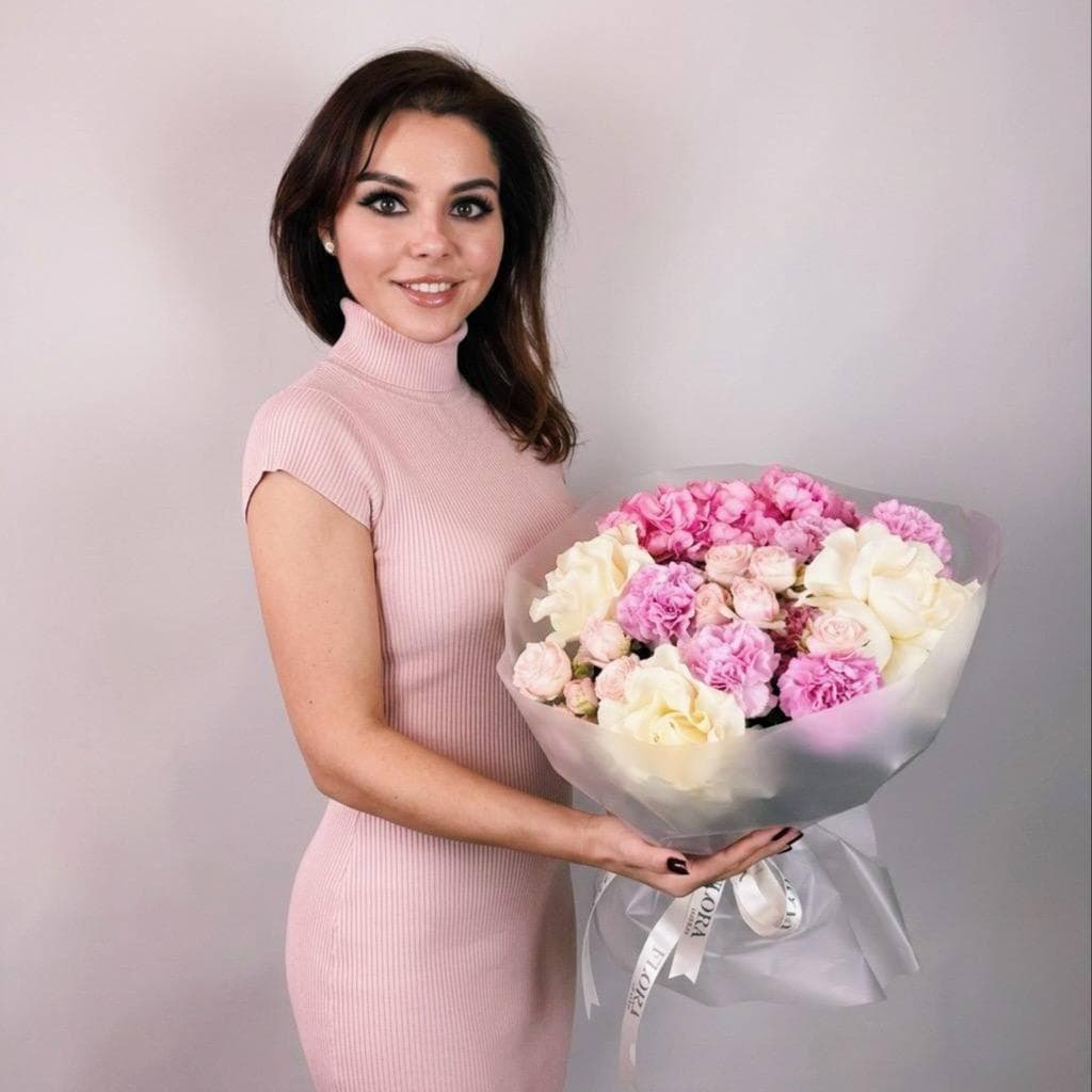 Нежный букет: гортензия, французская роза, куст.пион.роза, и диантусы