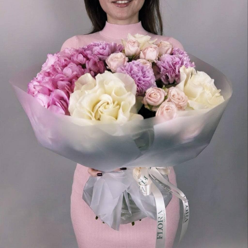 Нежный букет: гортензия, французская роза, куст.пион.роза, и диантусы