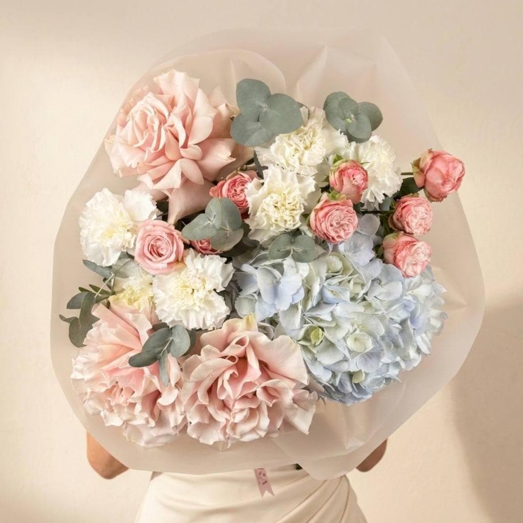 Красивый букет: французская роза, гортензия, кустовая пион.роза, диантусы и эвкалипт