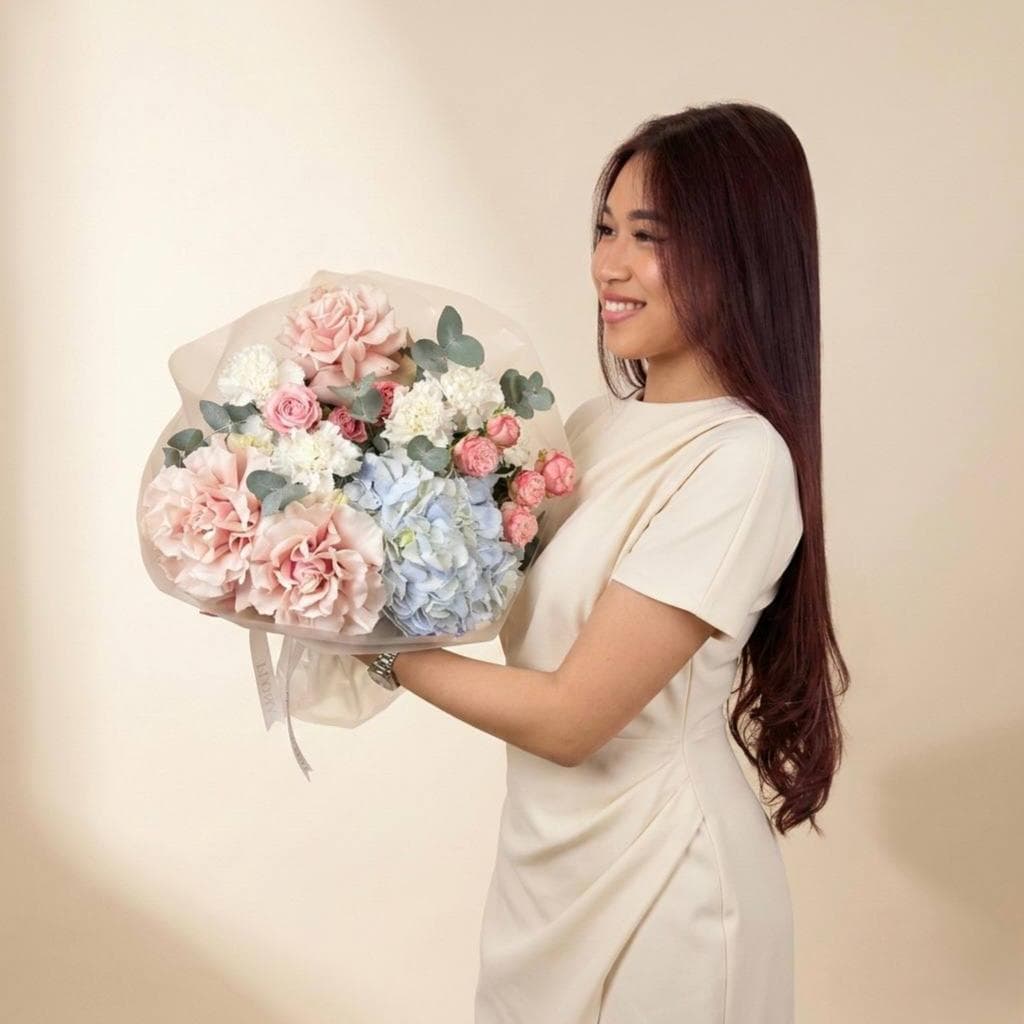 Красивый букет: французская роза, гортензия, кустовая пион.роза, диантусы и эвкалипт