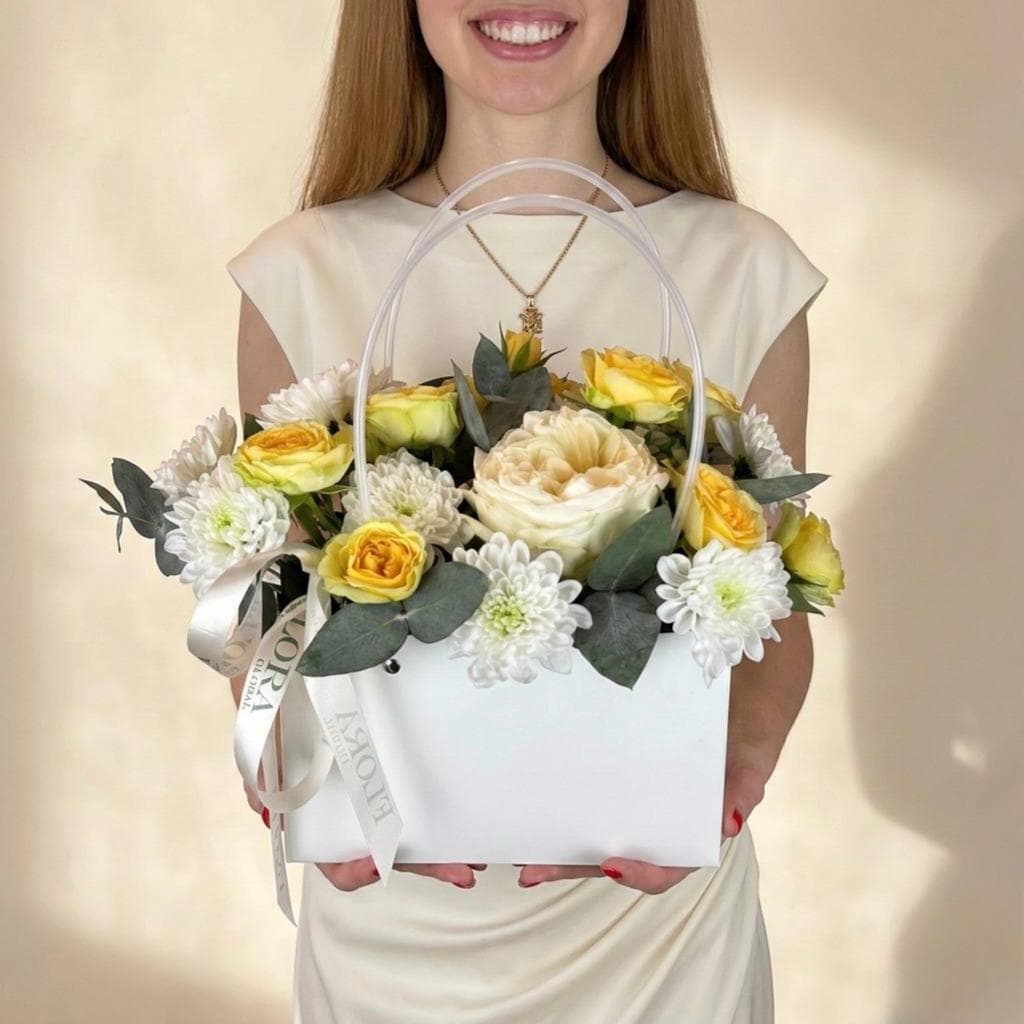 Красивый букет: пионовидные розы, хризантема и эвкалипт