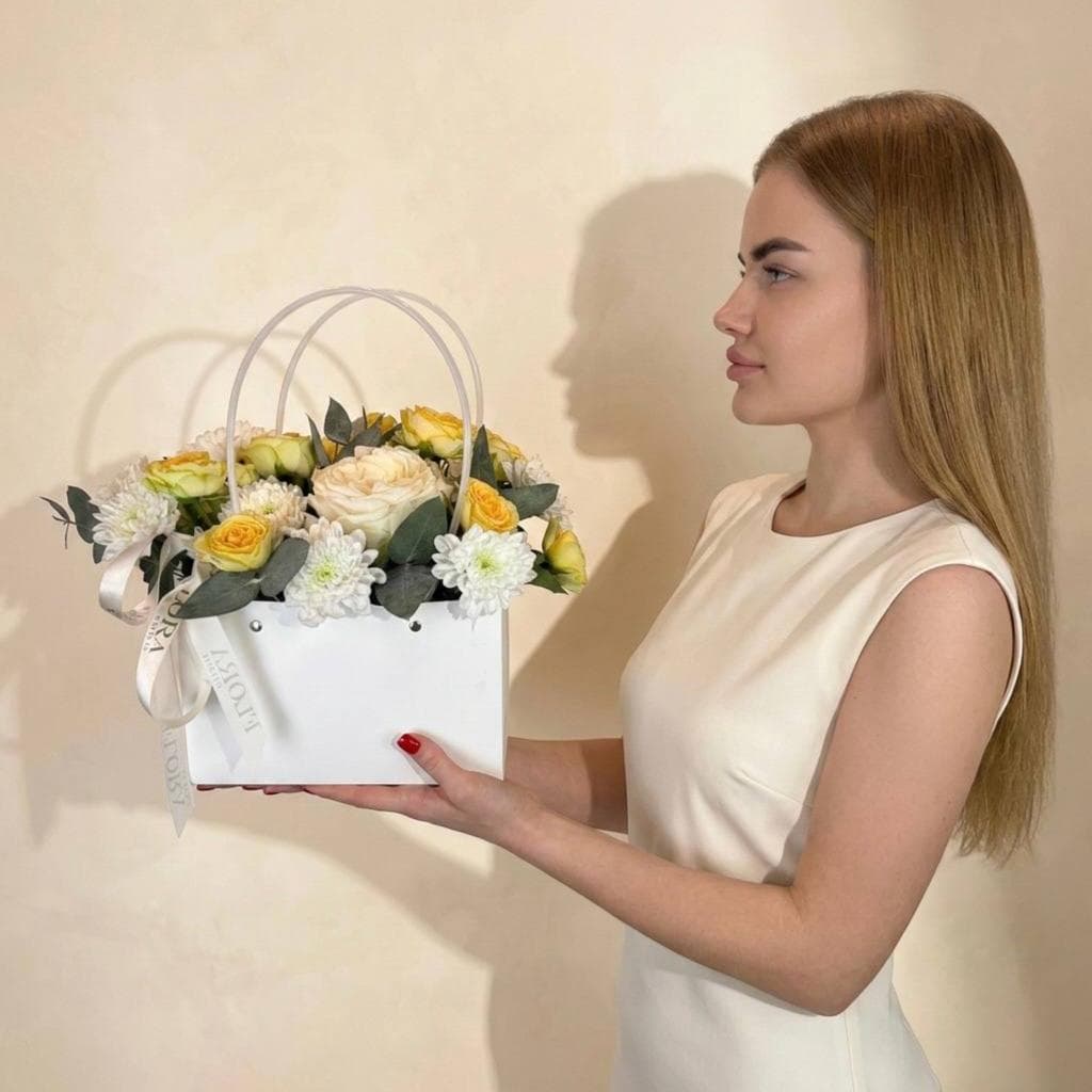 Красивый букет: пионовидные розы, хризантема и эвкалипт