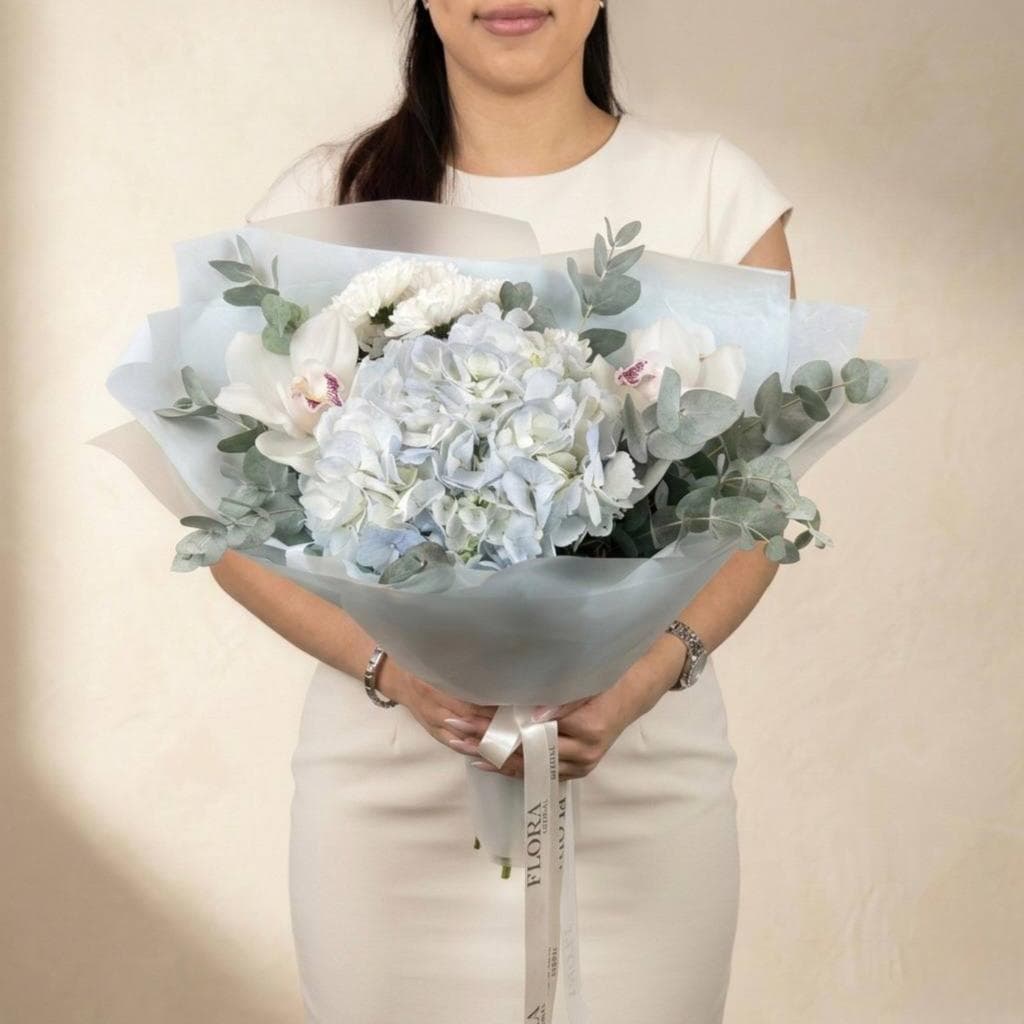 Красивый букет: гортензия, орхидея, кустовая хризантема и эвкалипт.