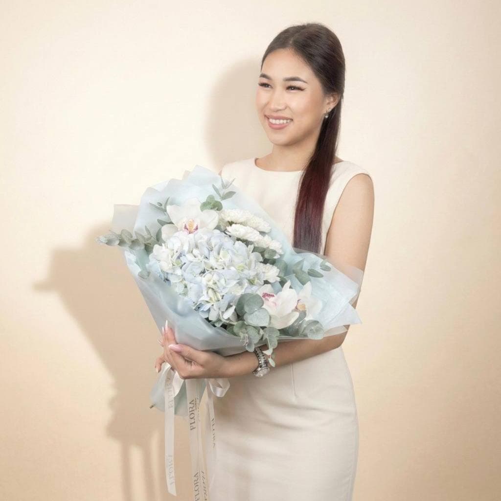 Красивый букет: гортензия, орхидея, кустовая хризантема и эвкалипт.