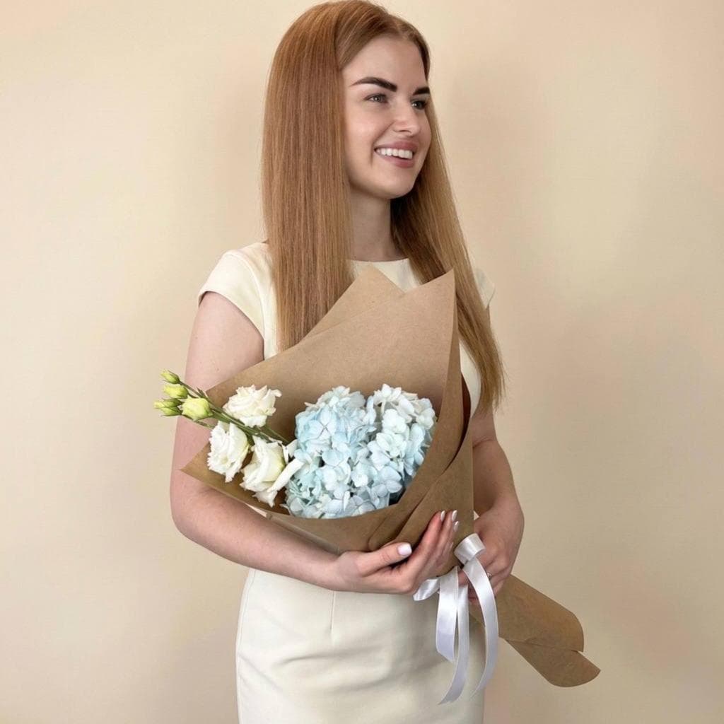 Красивый букет / голубая гортензия и эустома в крафте