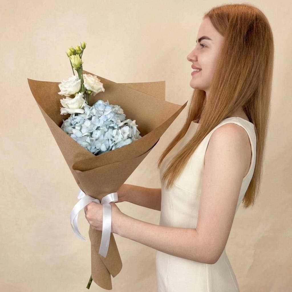 Красивый букет / голубая гортензия и эустома в крафте