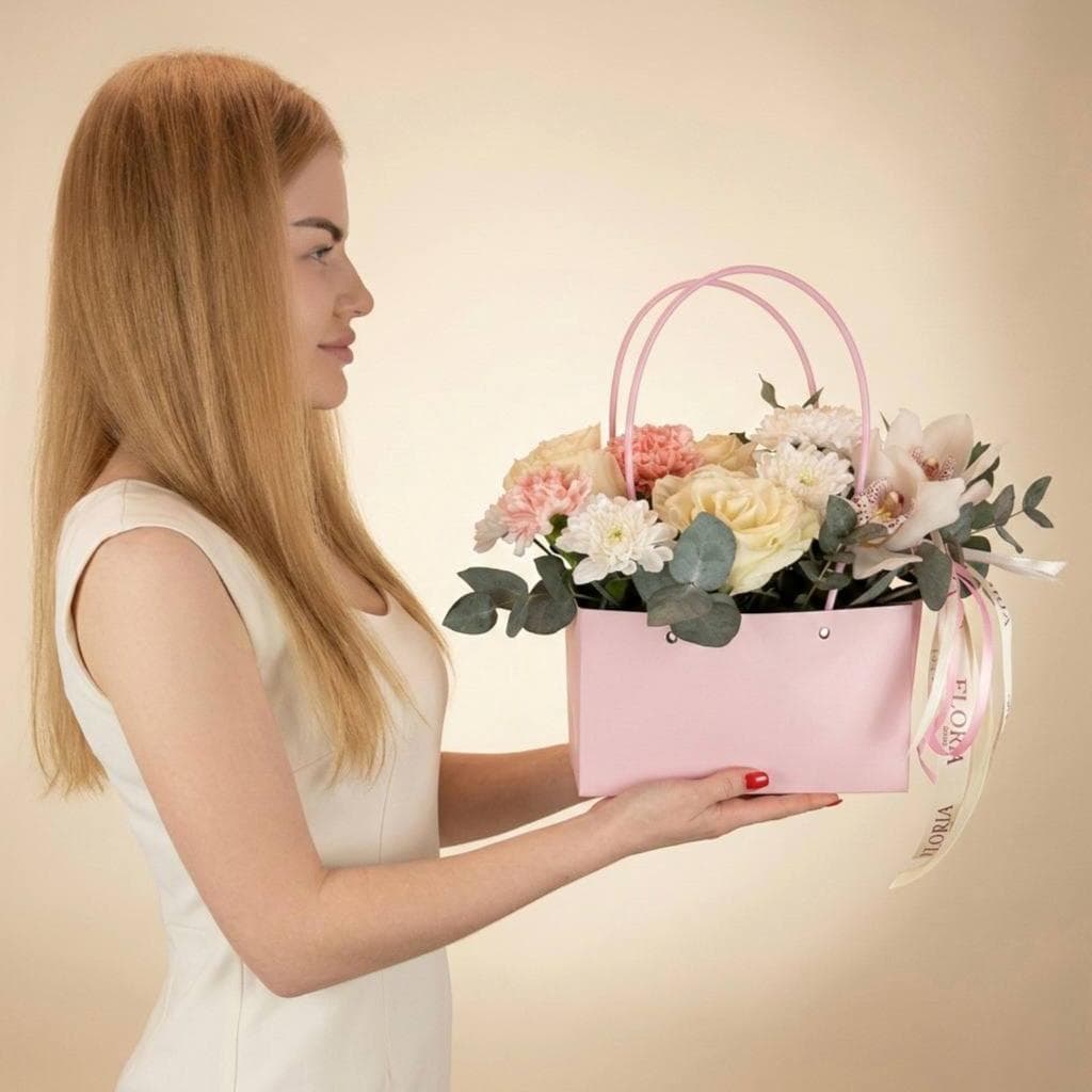 Красивый букет в сумочке: розы, орхидея, хризантема