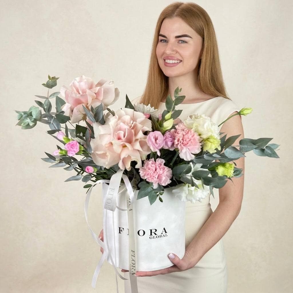 Красивый букет в коробке с французскими розами