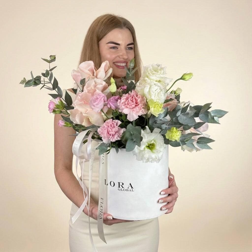 Красивый букет в коробке с французскими розами