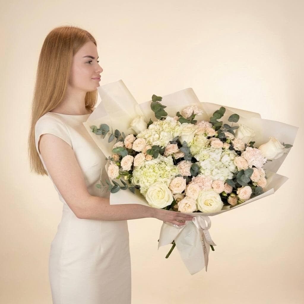 Шикарный букет / Красивый букет: гортензия, розы, гвоздика, эвкалипт