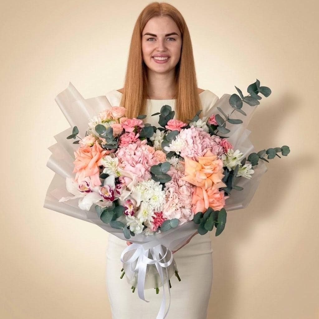 Нежный букет: гортензия, французские розы, орхидея, эвкалипт