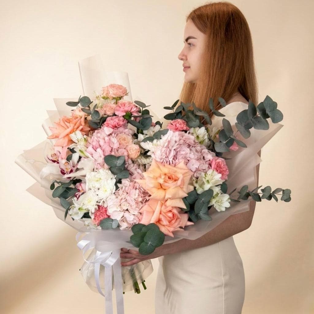 Нежный букет: гортензия, французские розы, орхидея, эвкалипт