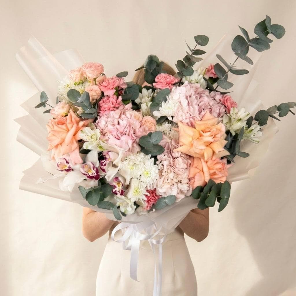 Нежный букет: гортензия, французские розы, орхидея, эвкалипт