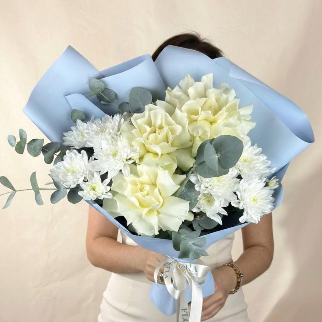 Красивый букет: французские розы, хризантемы и эвкалипт