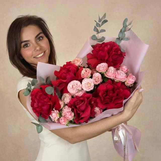 Букет роз: Французские розы, кустовые розы пионовидные, эвкалипт