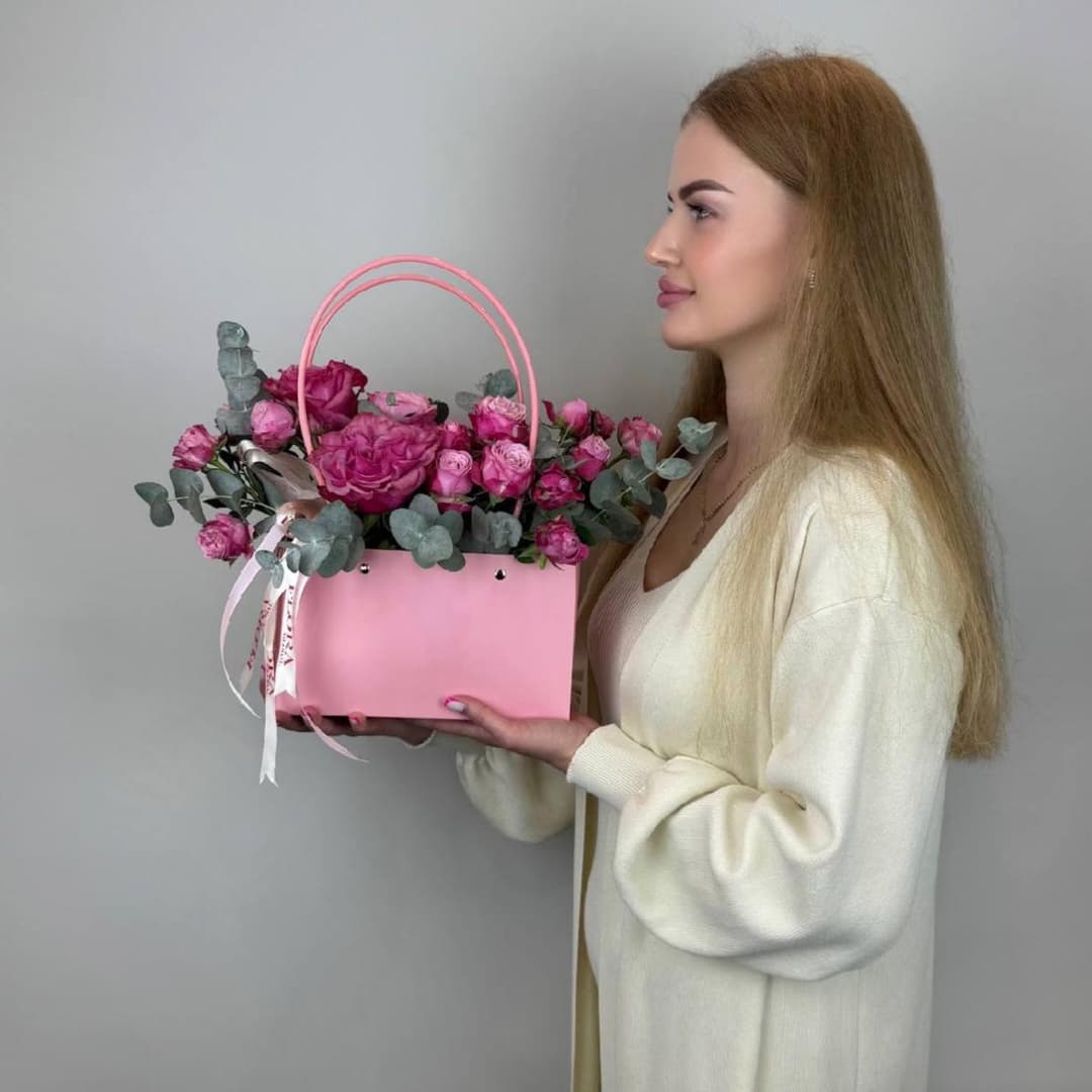 Цветы в коробке. Розовый букет в сумке: пионовидные розы с эвкалиптом. N44