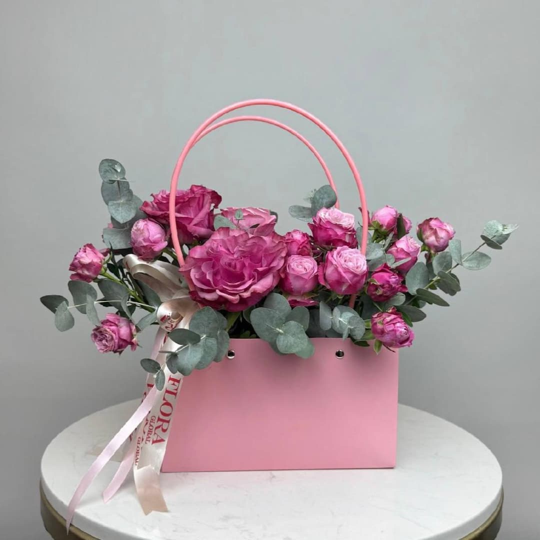 Цветы в коробке. Розовый букет в сумке: пионовидные розы с эвкалиптом. N44