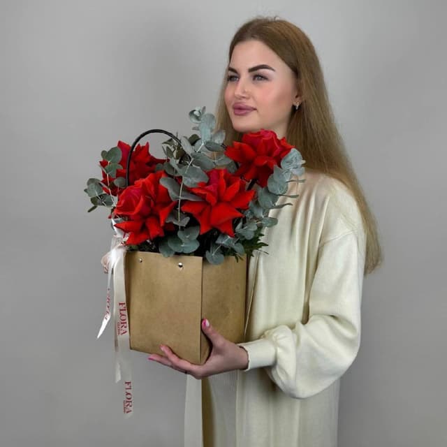 Цветы в коробке. Яркий букет из французских роз с эвкалиптом в сумочке крафт. N43