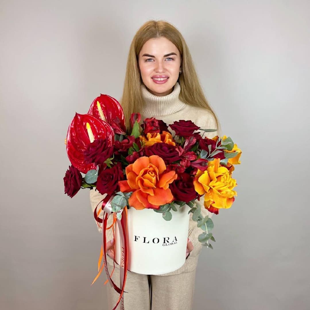 Композиция в коробке: Алые антуриумы, розы и солнечные акценты