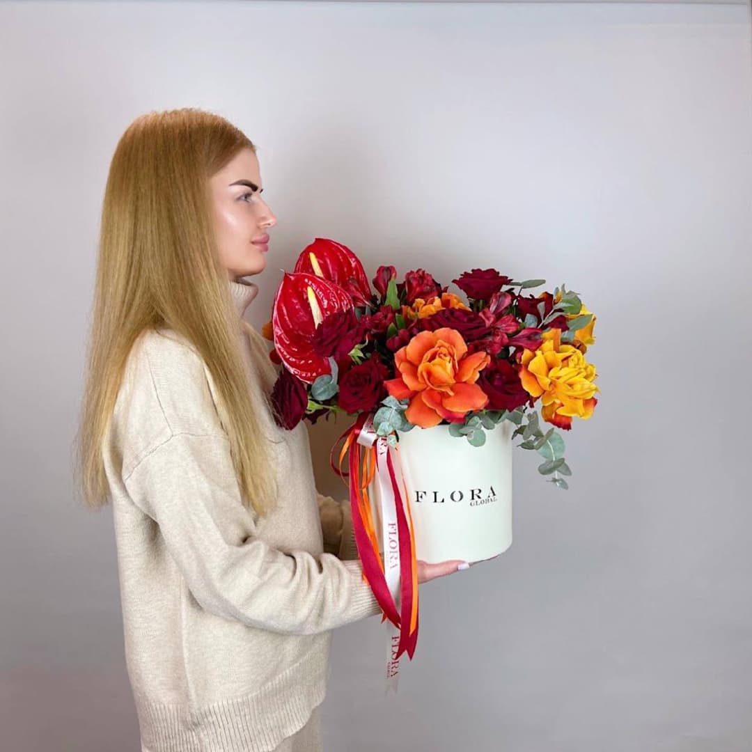 Композиция в коробке: Алые антуриумы, розы и солнечные акценты