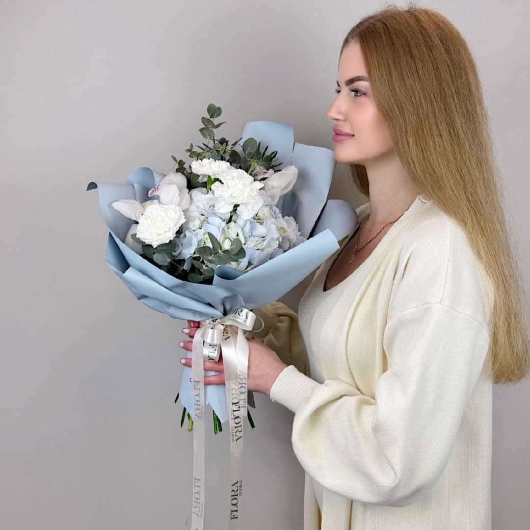 Воздушный букет с голубой гортензией и белыми орхидеями