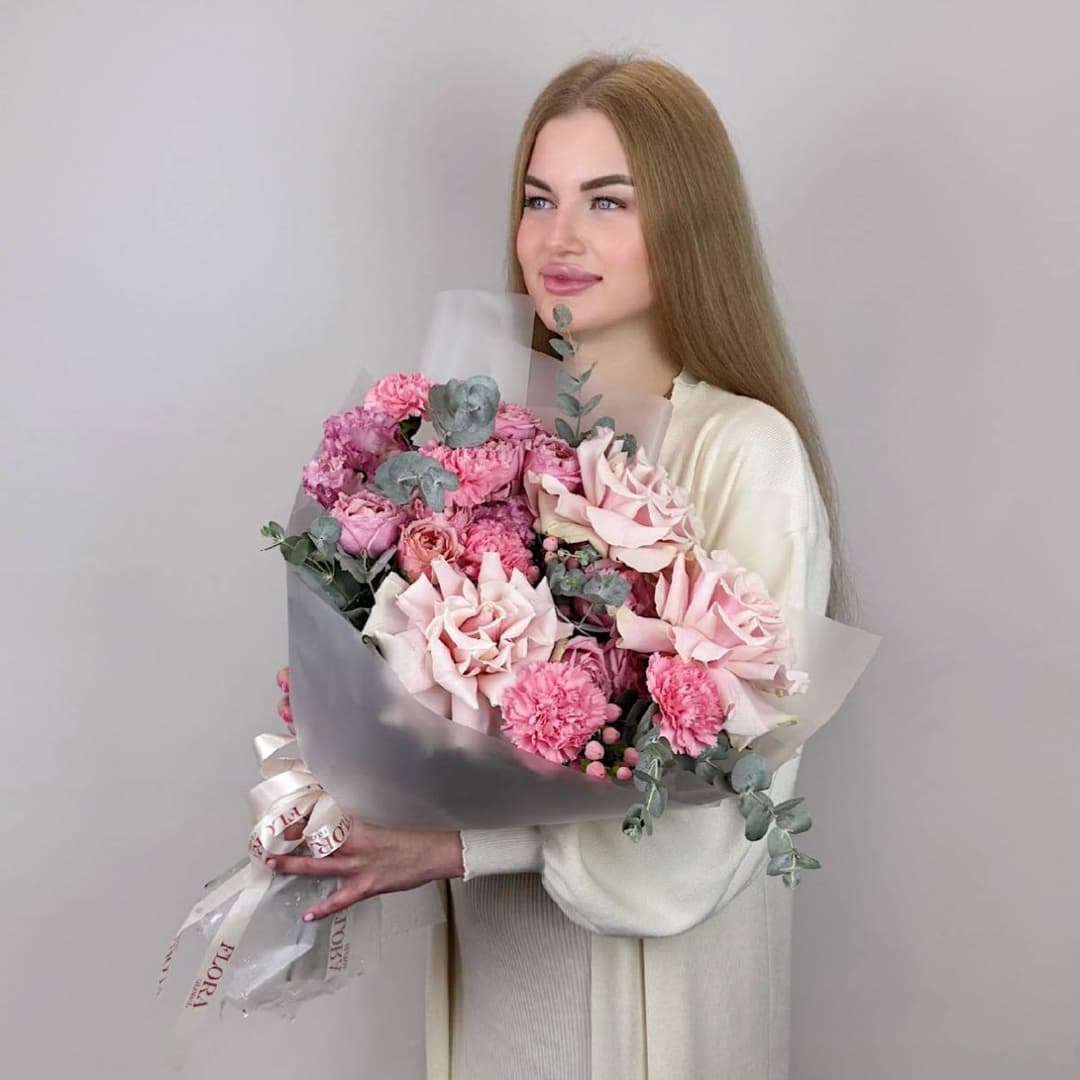 Нежный букет с пудровыми розами и розовыми гвоздиками