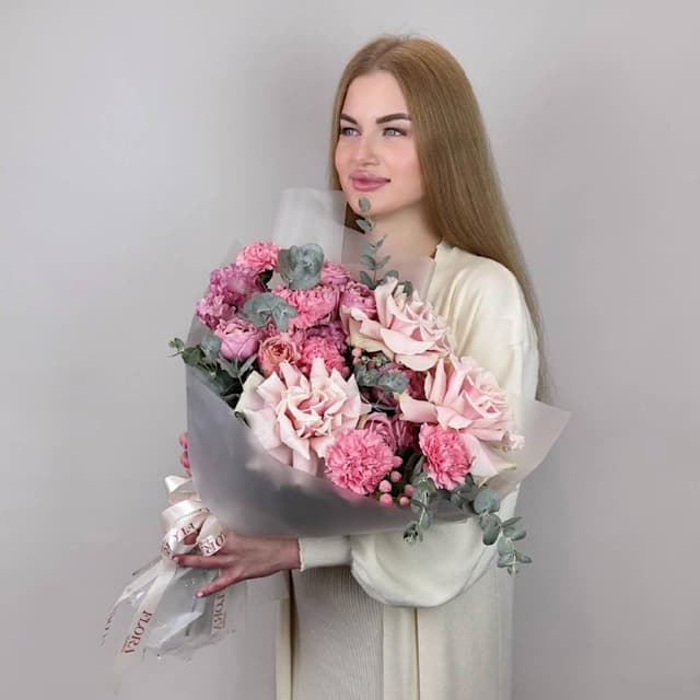 Нежный букет с пудровыми розами и розовыми гвоздиками