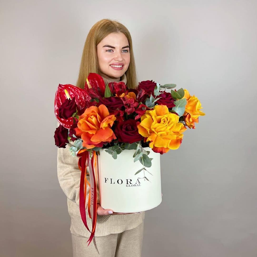 Композиция в коробке: Алые антуриумы, розы и солнечные акценты