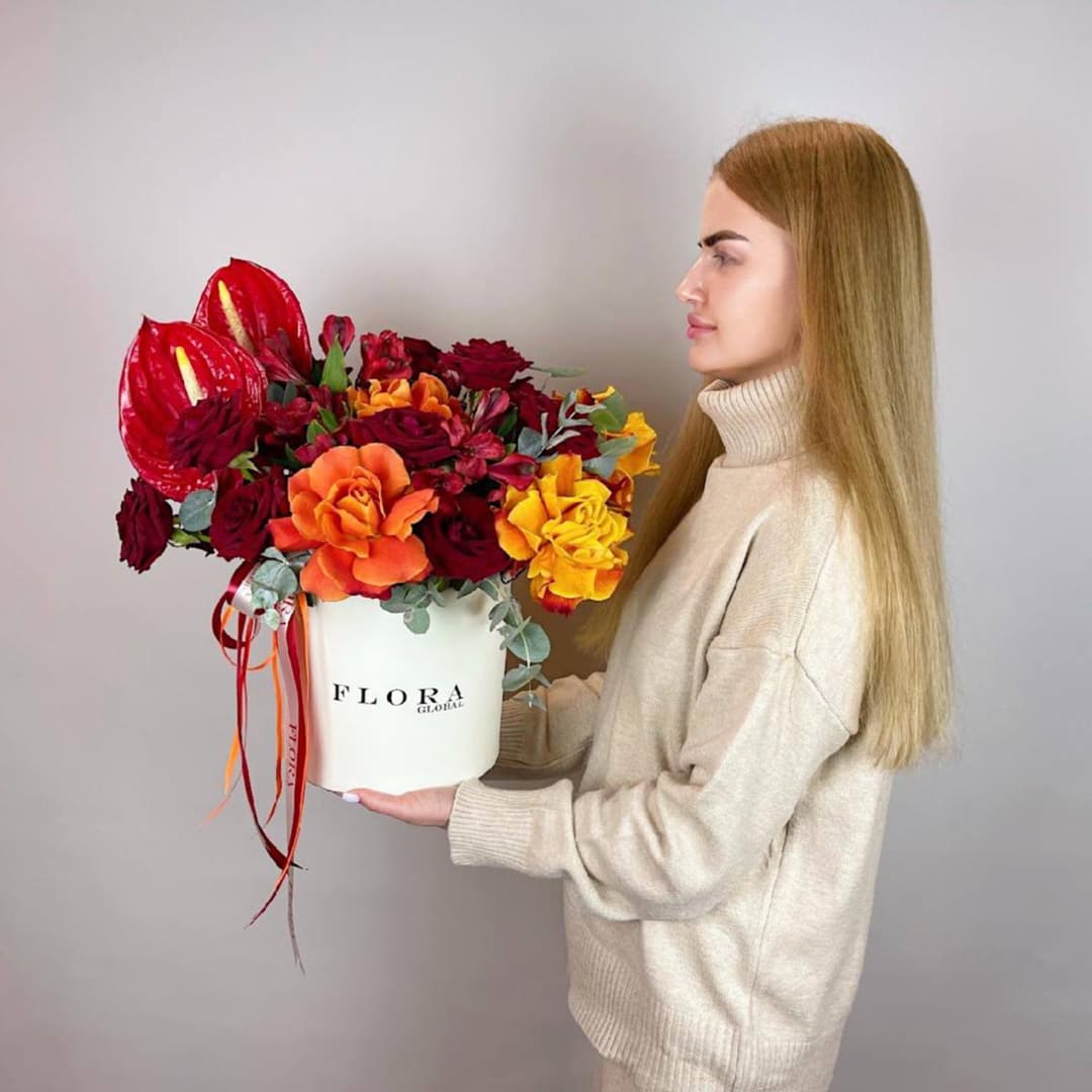 Композиция в коробке: Алые антуриумы, розы и солнечные акценты