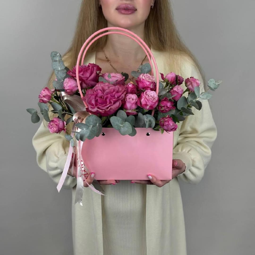 Цветы в коробке. Розовый букет в сумке: пионовидные розы с эвкалиптом. N44