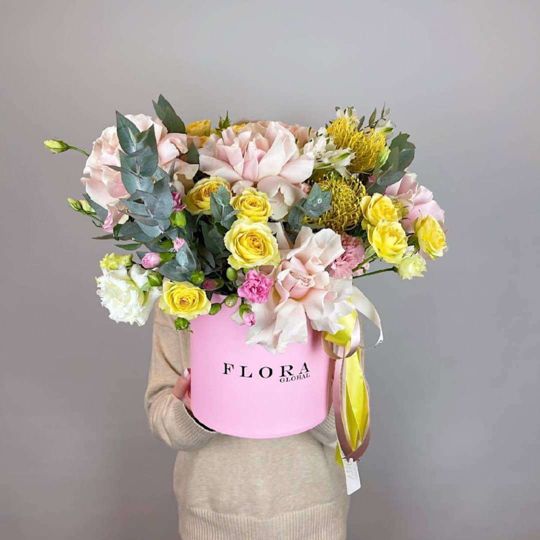 Композиция в коробке: Пудровые розы, жёлтые кустовые розы и эвкалипт