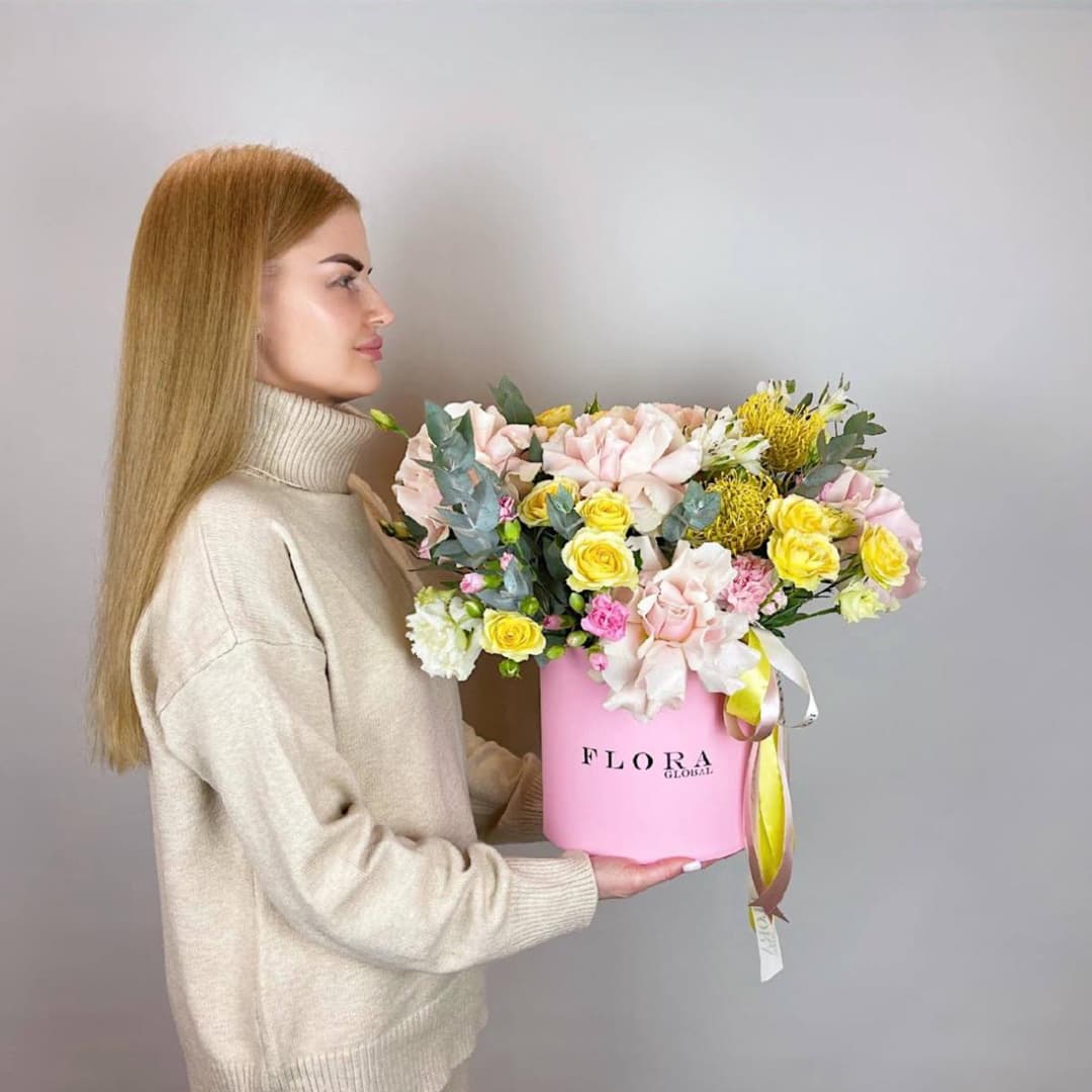 Композиция в коробке: Пудровые розы, жёлтые кустовые розы и эвкалипт