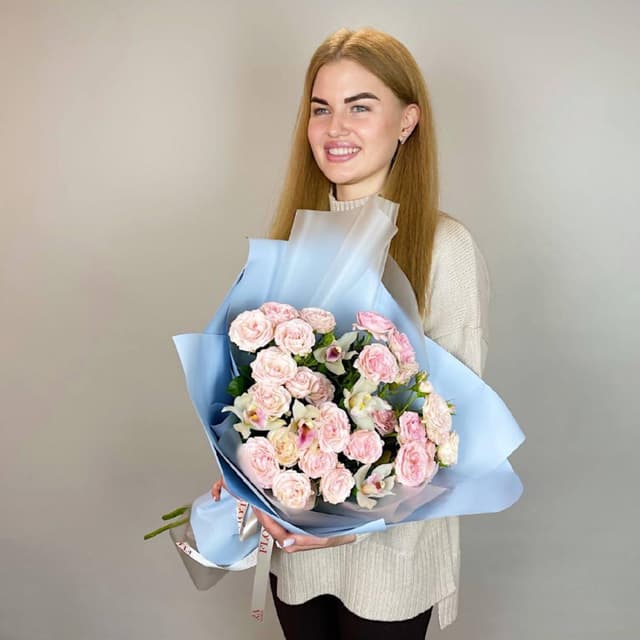 Премиум букет: Пудровые кустовые розы и орхидеи