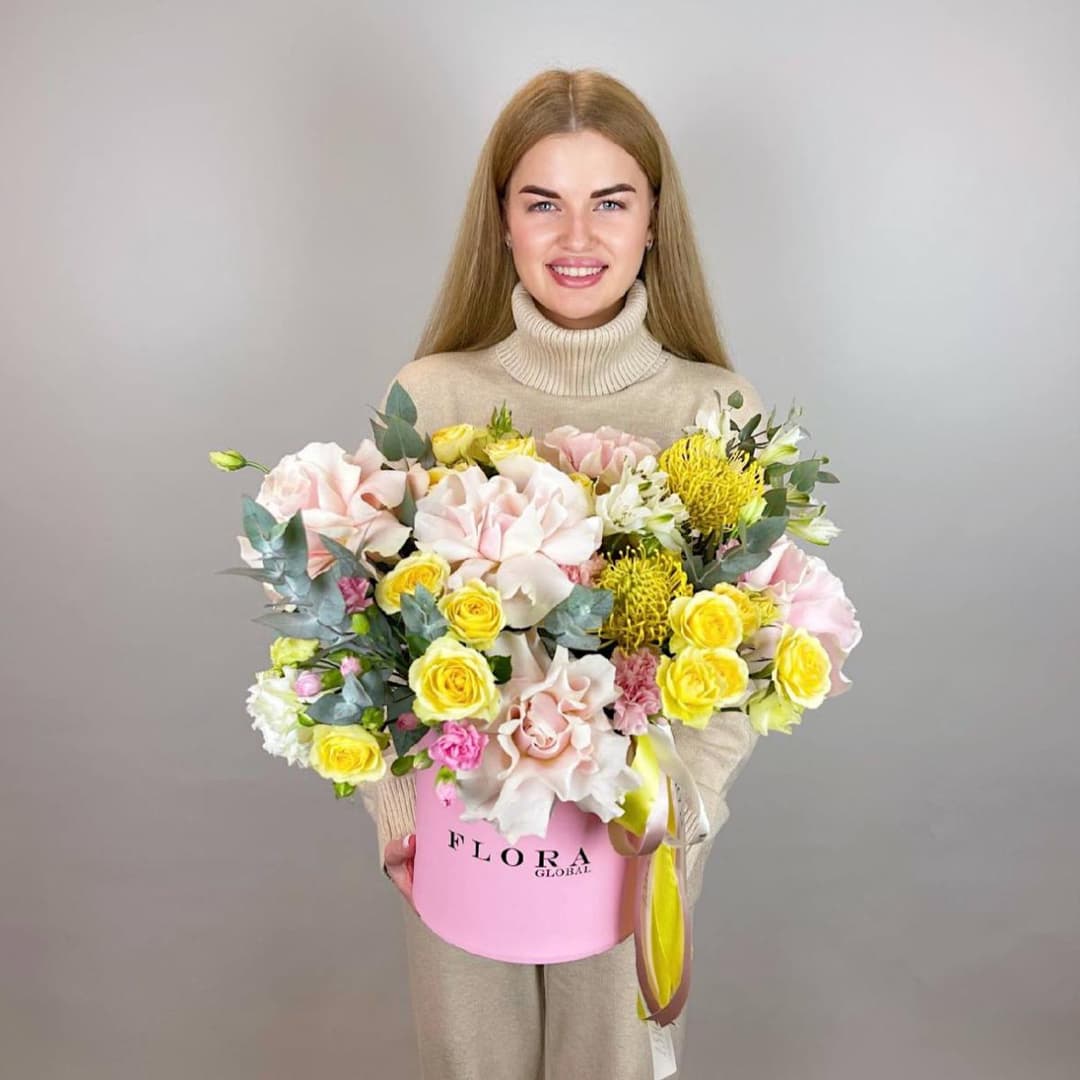 Композиция в коробке: Пудровые розы, жёлтые кустовые розы и эвкалипт