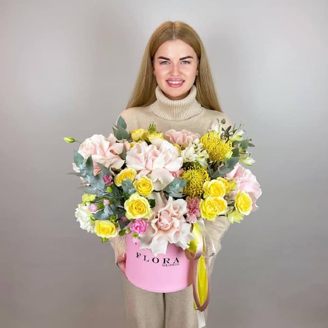 Композиция в коробке: Пудровые розы, жёлтые кустовые розы и эвкалипт