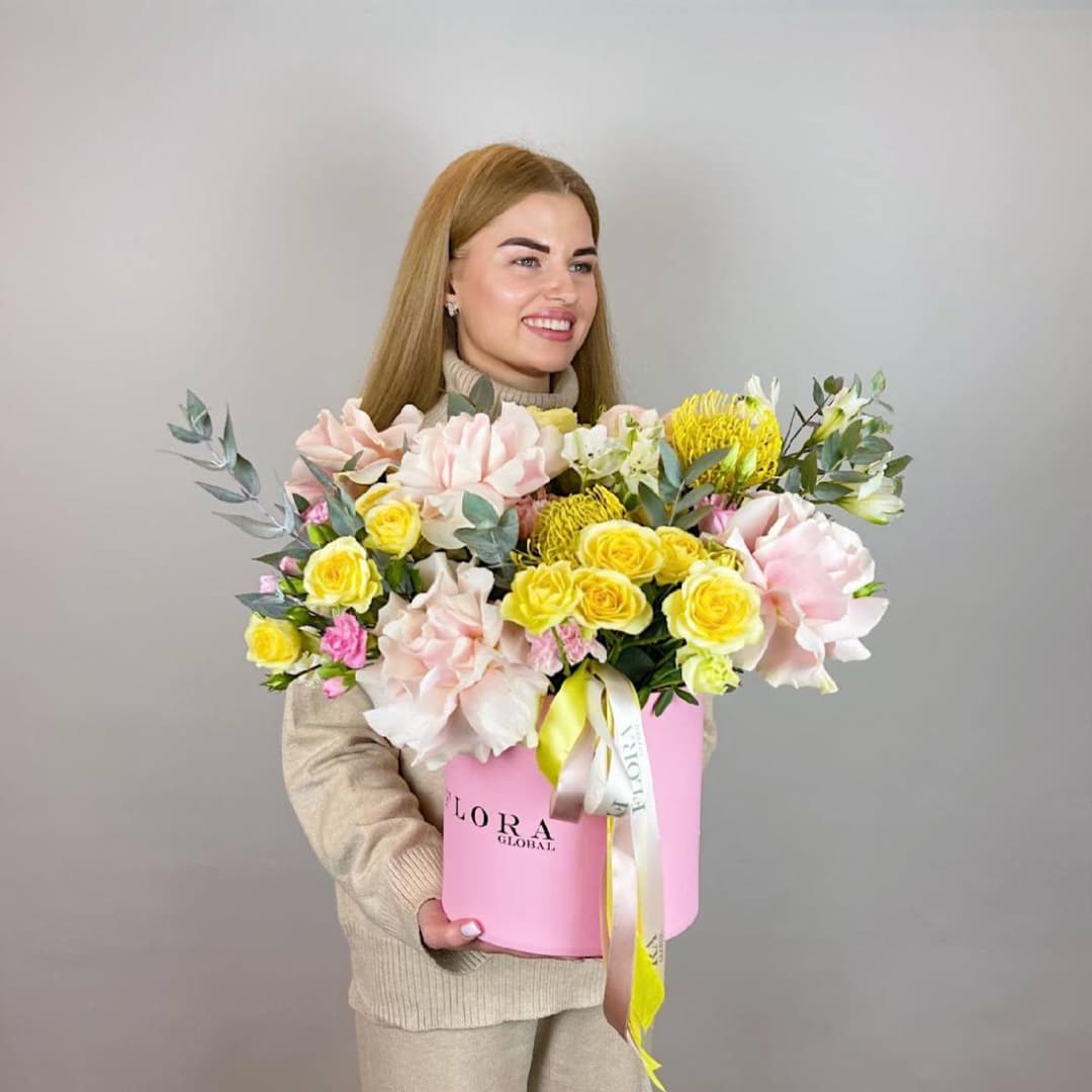 Композиция в коробке: Пудровые розы, жёлтые кустовые розы и эвкалипт