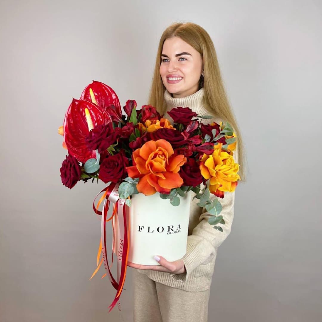 Композиция в коробке: Алые антуриумы, розы и солнечные акценты