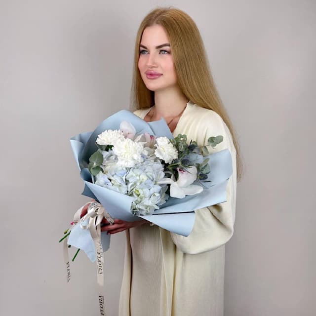 Воздушный букет с голубой гортензией и белыми орхидеями