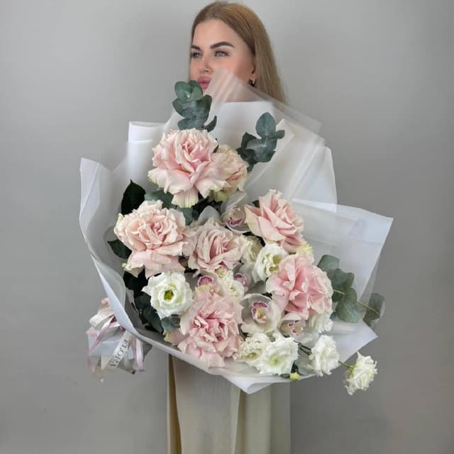 Большой букет: французские розы, орхидея, эустома и эвкалипт. N42