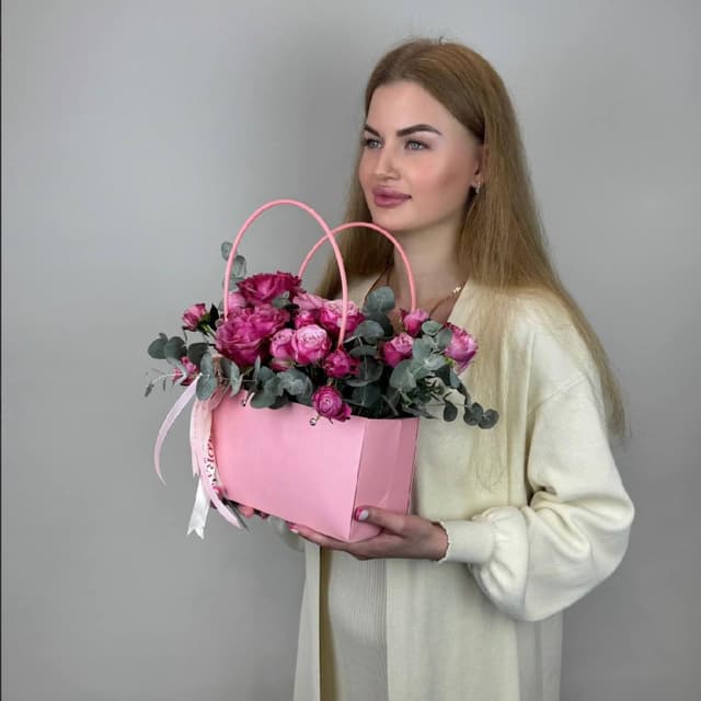 Цветы в коробке. Розовый букет в сумке: пионовидные розы с эвкалиптом. N44