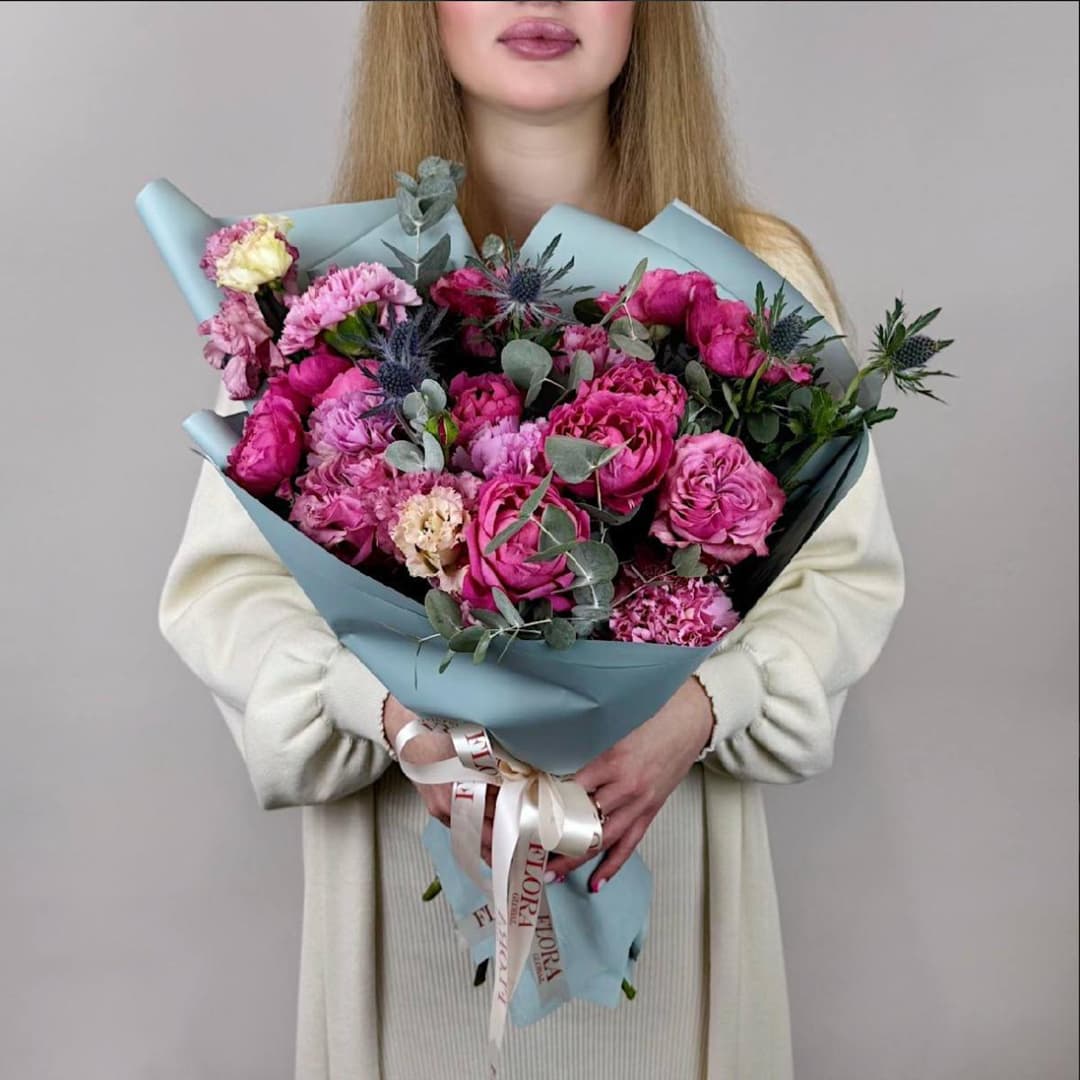 Яркий букет с малиновыми розами и гвоздиками