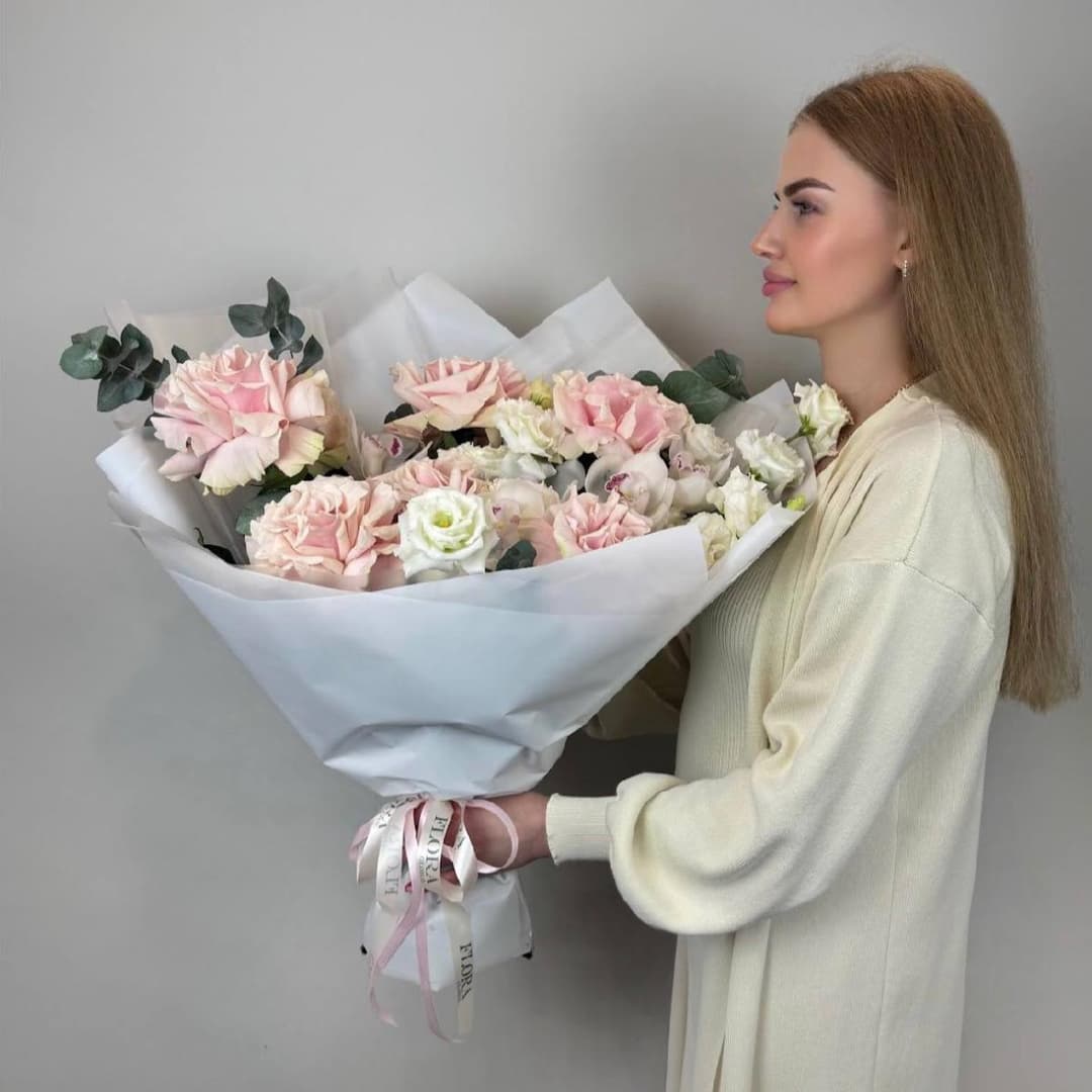 Большой букет: французские розы, орхидея, эустома и эвкалипт. N42