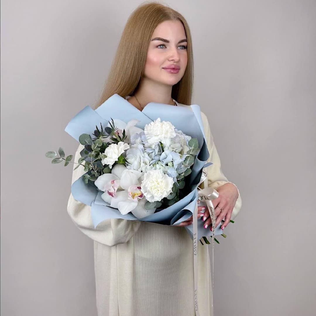 Воздушный букет с голубой гортензией и белыми орхидеями