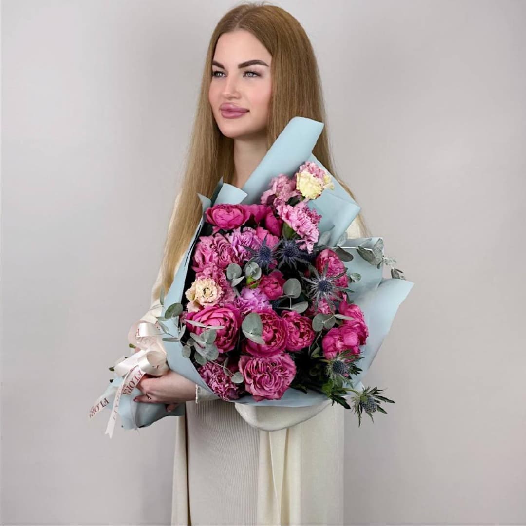 Яркий букет с малиновыми розами и гвоздиками