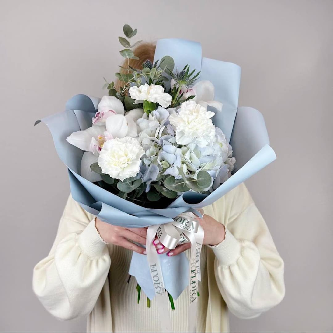 Воздушный букет с голубой гортензией и белыми орхидеями